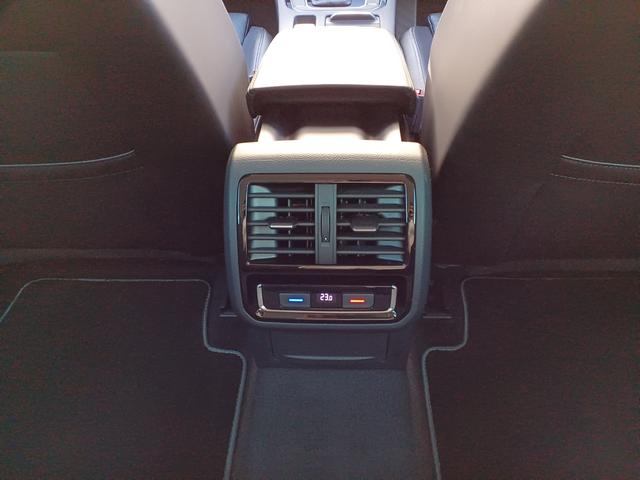 パサートヴァリアント TSIエレガンスアドバンス 純正ナビ 全周囲カメラ デジタルコックピット 黒レザーパワーシート シートヒーター 電動リアゲート 障害物センサー パークディスタンスコントロール レーンキープアシスト ACC ETC(22枚目)