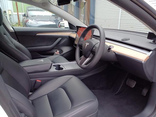 モデル3 スタンダードプラス ワンオーナー オートパイロット 黒レザーシート シートヒーター パワーシート 電動リアゲート サイドバックカメラ ステアリングヒーター パノラマガラスルーフ ETC(16枚目)