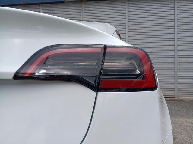 モデル3 スタンダードプラス ワンオーナー オートパイロット 黒レザーシート シートヒーター パワーシート 電動リアゲート サイドバックカメラ ステアリングヒーター パノラマガラスルーフ ETC(50枚目)