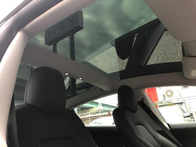 モデル3 スタンダードレンジプラス オートパイロット パノラマガラスルーフ バックサイドカメラ 黒革パワーシート シートヒーター 電動リアゲート ETC(43枚目)