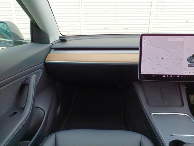 モデル3 ロングレンジ AWD オートパイロット 黒レザーパワーシート パノラマガラスルーフ シートヒーター ナビ バックサイドカメラ 障害物センサー 電動リアゲート ETC 19インチAW(22枚目)