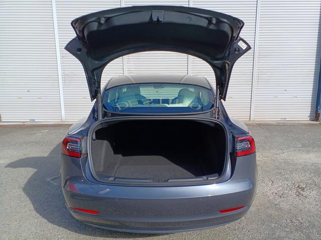 モデル3 スタンダードレンジプラス オートパイロット ナビ 白レザーパワーシート シートヒーター 電動リアゲート サイドリアカメラ パノラマガラスルーフ 障害物センサー ETC(12枚目)