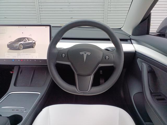 モデル３ ロングレンジ　ＡＷＤ　ワンオーナー　オートパイロット　ナビ　リアサイドモニター　パノラマガラスルーフ　白革パワーシート　シートヒーター　ハンドルヒーター　電動リアゲート　障害物センサー　ＥＴＣ（2枚目）