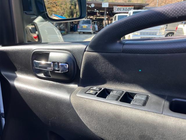 セレナ ハイウェイスター　Ｖセレクション　アルパインフリップダウンモニター／エアロバンパー／純正１６インチアルミホイール／両側電動スライドドア／純正ナビ・テレビ／バックカメラ／ＣＤ・ＤＶＤ再生／リアオートエアコン／８人乗り／車検令和９年９月（11枚目）