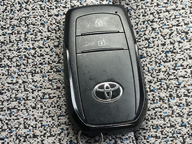 ヤリスクロス ハイブリッドZ アルミホイル LEDライト リアカメラ パワステ オートエアコン エアバッグ パワーウィンドウ ABS 緊急ブレーキ 運転席助手席エアバッグ(7枚目)