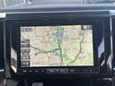 ナビ付きです。目的地を設定すれば、初めての場所でも簡単に行くことが出来ます。(音楽だって聴けちゃいます。)今や欠かせないアイテムですね。カーナビと共に楽しいカーライフを送って下さい(^0^)
