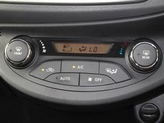 オートエアコンなので好きな温度を設定することで車内をいつでも快適に保てます。 7