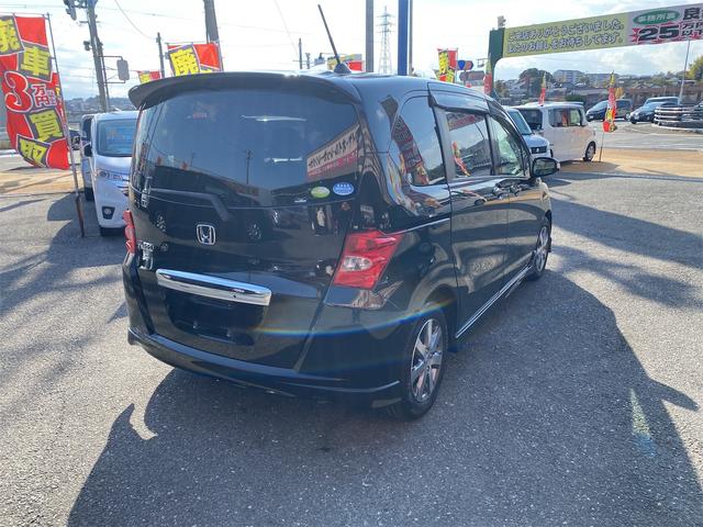 フリード Ｇｉ　エアロ　リヤドア左右パワースライドドアです　スマートキー　３列シート　７人乗り　純正フルエアロ　純アルミ　ワンセグＴＶ　バックモニター付　Ｔミングチェーン車（4枚目）