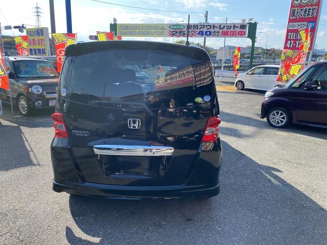 フリード Ｇｉ　エアロ　リヤドア左右パワースライドドアです　スマートキー　３列シート　７人乗り　純正フルエアロ　純アルミ　ワンセグＴＶ　バックモニター付　Ｔミングチェーン車（5枚目）