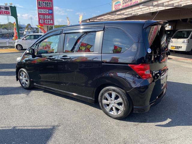 フリード Ｇｉ　エアロ　リヤドア左右パワースライドドアです　スマートキー　３列シート　７人乗り　純正フルエアロ　純アルミ　ワンセグＴＶ　バックモニター付　Ｔミングチェーン車（7枚目）