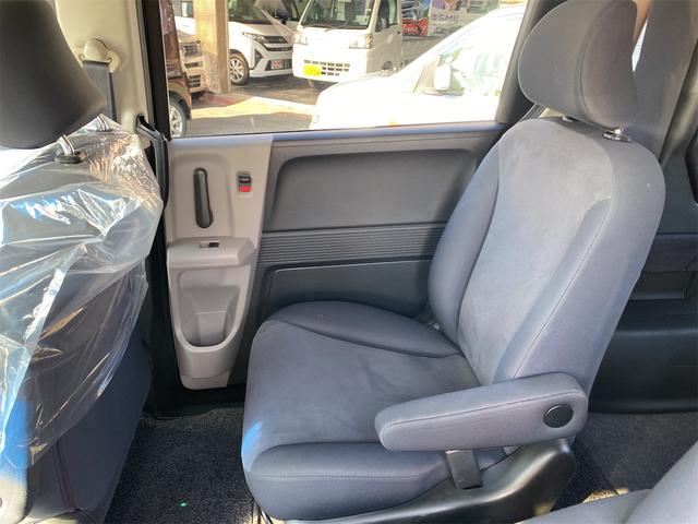 フリード Ｇｉ　エアロ　リヤドア左右パワースライドドアです　スマートキー　３列シート　７人乗り　純正フルエアロ　純アルミ　ワンセグＴＶ　バックモニター付　Ｔミングチェーン車（17枚目）