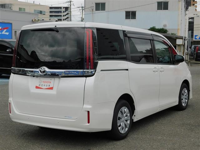 ノア Ｘ　ブレーキサポート　イモビライザー　アイドリングストッ　ＤＶＤ再生可　ＡＵＸ　デュアルエアコン　クルーズＣ　バックモニタ－　地デジＴＶ　ＬＥＤランプ　スマートキ　オートエアコン　ＥＳＣ　ナビ＆ＴＶ　３列（3枚目）