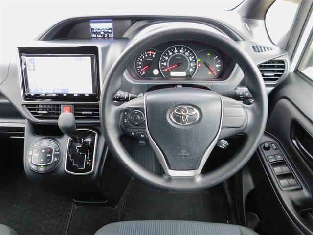 ノア Ｘ　ブレーキサポート　イモビライザー　アイドリングストッ　ＤＶＤ再生可　ＡＵＸ　デュアルエアコン　クルーズＣ　バックモニタ－　地デジＴＶ　ＬＥＤランプ　スマートキ　オートエアコン　ＥＳＣ　ナビ＆ＴＶ　３列（4枚目）