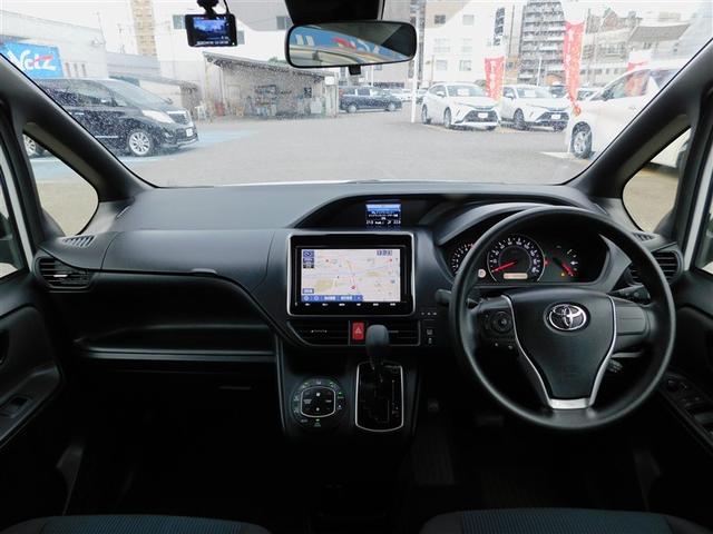 ノア Ｘ　ブレーキサポート　イモビライザー　アイドリングストッ　ＤＶＤ再生可　ＡＵＸ　デュアルエアコン　クルーズＣ　バックモニタ－　地デジＴＶ　ＬＥＤランプ　スマートキ　オートエアコン　ＥＳＣ　ナビ＆ＴＶ　３列（5枚目）