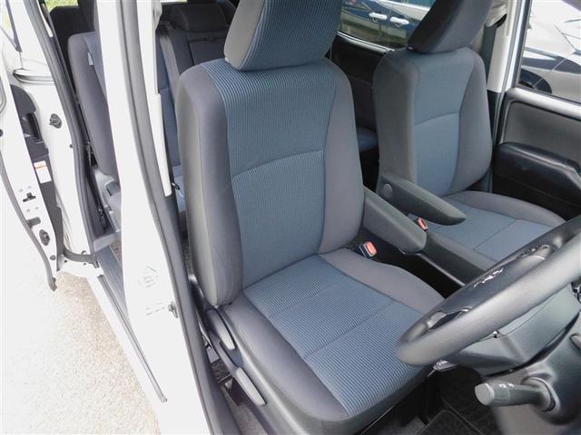 ノア Ｘ　ブレーキサポート　イモビライザー　アイドリングストッ　ＤＶＤ再生可　ＡＵＸ　デュアルエアコン　クルーズＣ　バックモニタ－　地デジＴＶ　ＬＥＤランプ　スマートキ　オートエアコン　ＥＳＣ　ナビ＆ＴＶ　３列（6枚目）