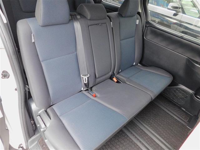 ノア Ｘ　ブレーキサポート　イモビライザー　アイドリングストッ　ＤＶＤ再生可　ＡＵＸ　デュアルエアコン　クルーズＣ　バックモニタ－　地デジＴＶ　ＬＥＤランプ　スマートキ　オートエアコン　ＥＳＣ　ナビ＆ＴＶ　３列（7枚目）