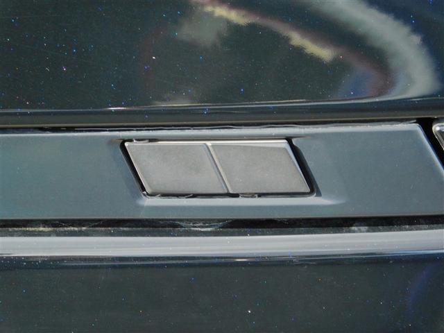 �{�f�B���ʌ㕔�Ƀp���[�o�b�N�h�A�J�X�C�b�`�����������m�F���Ȃ���J���߂ł��܂�