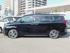 乗り降りに便利な両側電動スライドドア付き 2