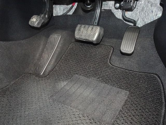 プリウス Ｓ　衝突被害軽減システム　メモリーナビ　ワンセグ　バックカメラ　ＥＴＣ　ＬＥＤヘッドランプ　スマートキー（11枚目）