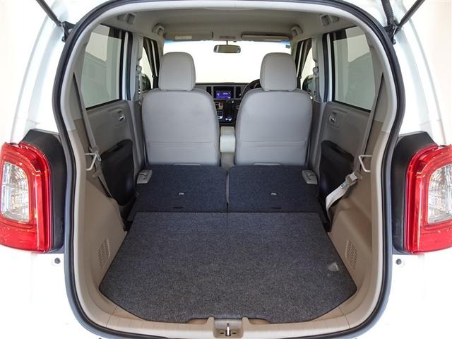 セカンドシートを倒した状態です。セカンドシートは独立可倒、荷物に合わせてラゲッジスペースをアレンジできます。