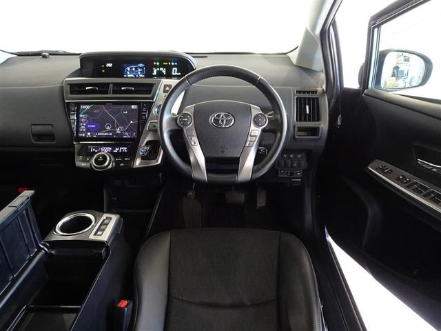 革巻きステアリングで快適な操作性の運転席です。