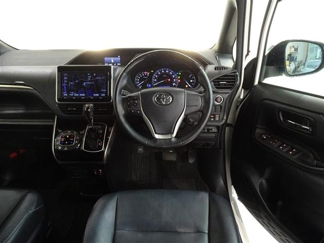 革巻きステアリングで快適な操作性の運転席です。