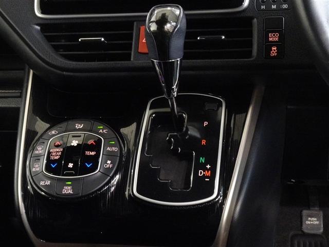 左右独立で温度コントロールができるオートエアコンを装備しています。