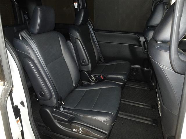 ソファーのようなセカンドシート、プライベートルームにいるようです。