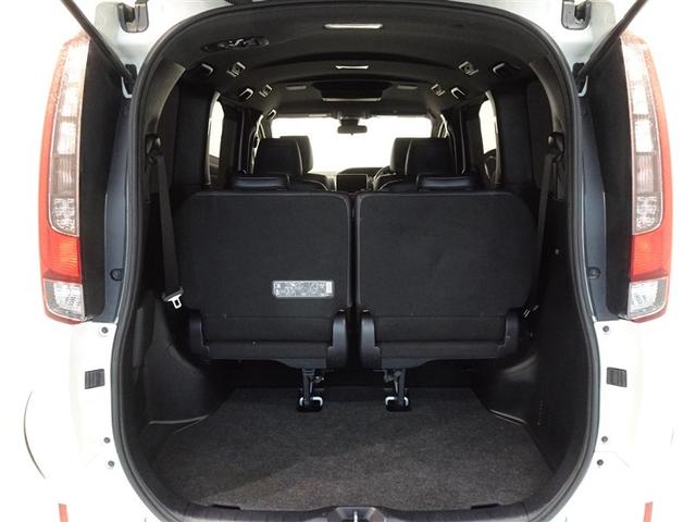 ７人乗車時でも十分なスペースのトランクルームです。
