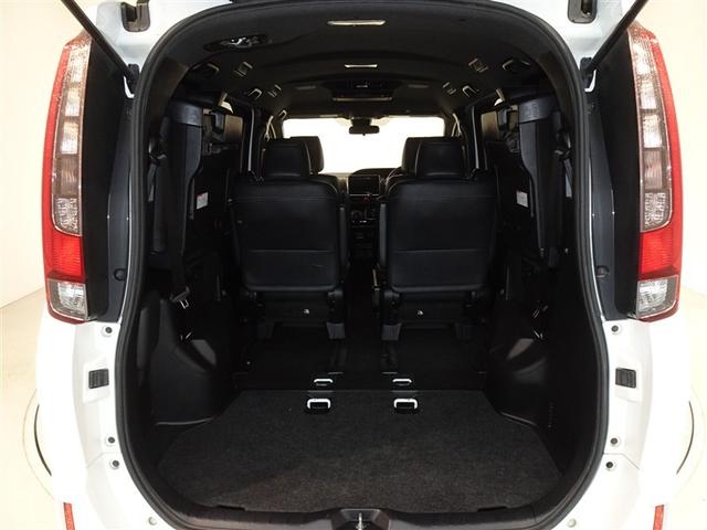 サードシートは跳ね上げ式。片手でのワンタッチ格納で荷室スペースが広がります。