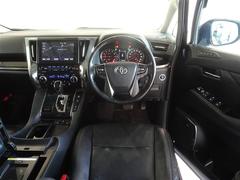 ウッド調と革巻きステアリングで快適な操作性の運転席です。 5