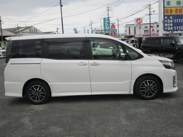 ヴォクシー ＺＳ　煌ＩＩ　ＥＴＣ　バックカメラ　レーンアシスト　衝突被害軽減システム　両側電動スライドドア　オートマチックハイビーム　ＬＥＤヘッドランプ　スマートキー　アイドリングストップ　３列シート　ウォークスルー　ＣＶＴ（13枚目）