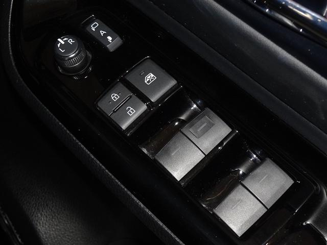 エスクァイア ハイブリッドＧｉ　衝突被害軽減システム　メモリーナビ　フルセグ　後席モニター　バックカメラ　ＥＴＣ　両側電動スライド　フルエアロ　３列シート　ＬＥＤヘッドランプ　スマートキー　乗車定員７人（16枚目）