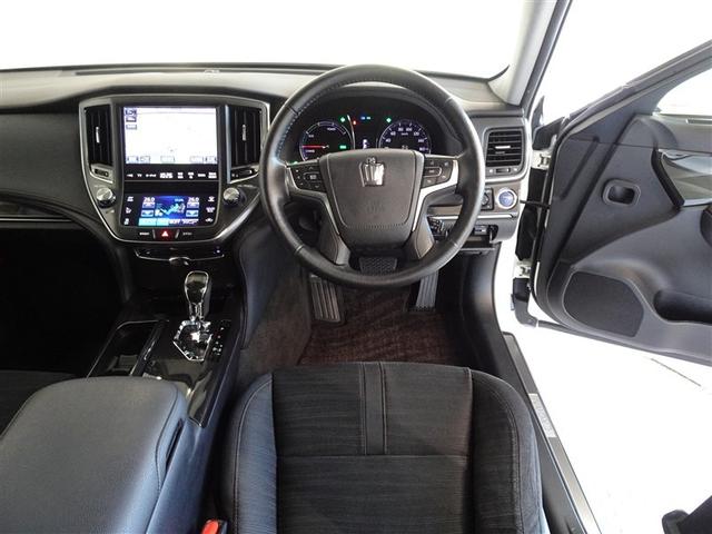 革巻きステアリングで快適な操作性の運転席です。