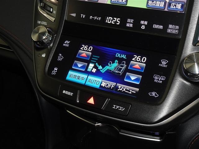 左右独立で温度コントロールができるオートエアコンを装備しています。