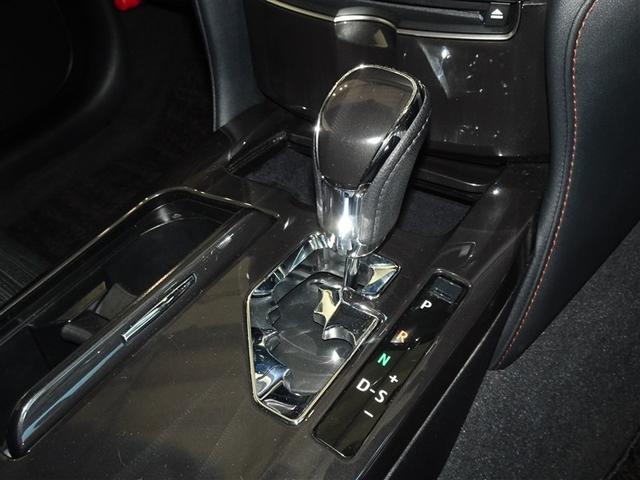 操作が楽なフロアシフト、インパネ周りもすっきりしています。