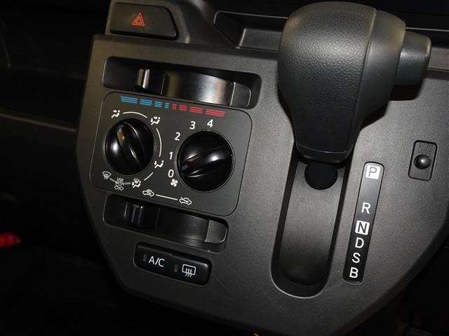 マニュアルエアコンを装備しています。