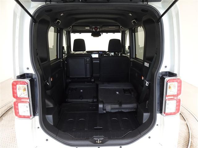 セカンドシートを倒した状態です。セカンドシートは独立可倒、荷物に合わせてラゲッジスペースをアレンジできます。