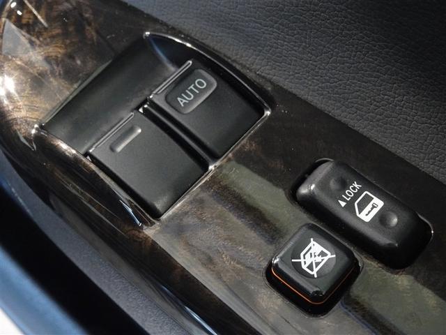 �d���i�[���h�A�~���[�E�p���[�E�C���h�E�𑕔����Ă��܂��B