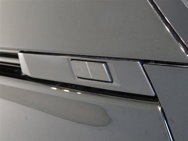 �p���[�o�b�N�h�A�𑕔����Ă��܂��B�J�X�C�b�`�̓g���^�Ƃ��ď��߂Ďԗ����ʗ����ɔz�u�A�ジ���肷�邱�ƂȂ��J�ł��܂��B