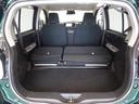 セカンドシートを倒した状態です。セカンドシートは独立可倒、荷物に合わせてラゲッジスペースをアレンジできます。