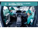 【商品化(2)】 シートを外し、フロカからシートベルトまで室内を徹底的に清掃します。