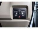 両側電動スライドドアはドアの直接操作以外にも運転席からのスイッチ操作やリモコン操作でも開閉が可能!狭い駐車場などでもドアの開閉が楽々・安心ですね!