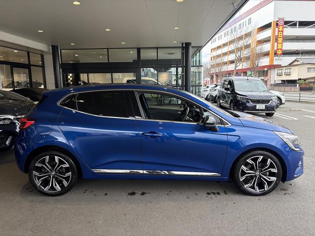 �G�N�X�e���A�́A�Ȑ��݂̂Ńf�U�C�����ꂽ��ヂ�f���̊��\�I�Ń_�C�i�~�b�N�ȃt�H�������p�����Ȃ���A�V���ɒ��������ʓI�Ɏ�����邱�ƂŁA��������_�C�i�~�Y���A�X�|�[�e�B����\�������B