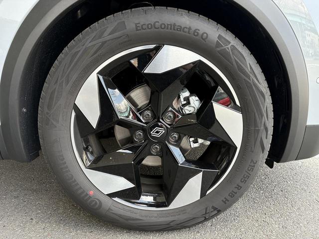 ���ʓI�ȃO�����ɔz���ꂽ�V�������S�i���U���W���j�ƁA���݂������Đ����ɐL�т��f�U�C���ƂȂ����{���l�b�g�́A�G���K���g�Ńe�N�m���W�[���o���ӂ���ۂ����߂Ă���B