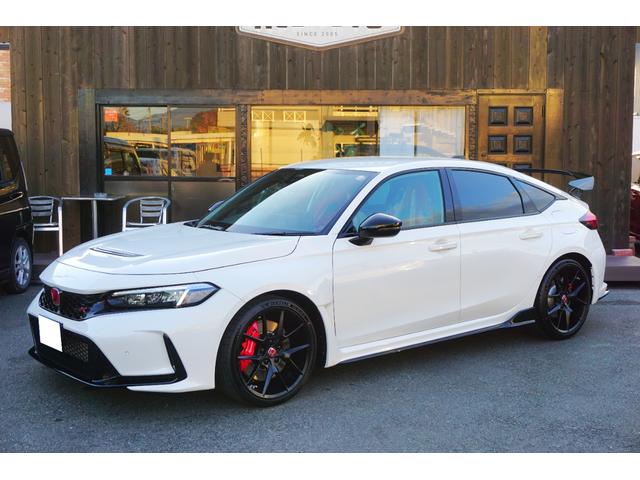 シビック タイプＲ　登録済未使用車　走行距離１０Ｋｍ　６速マニュアル車　バックカメラ　ナビフルセグＴＶ　Ｂｌｕｅｔｏｏｔｈ　ＥＴＣ　純正１９インチホイール（4枚目）