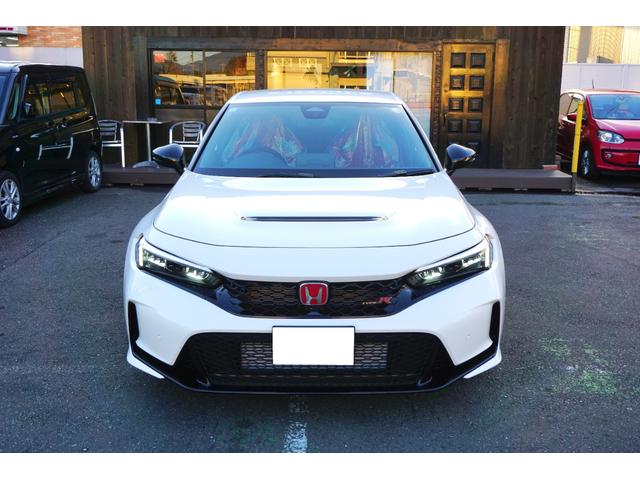 シビック タイプＲ　登録済未使用車　走行距離１０Ｋｍ　６速マニュアル車　バックカメラ　ナビフルセグＴＶ　Ｂｌｕｅｔｏｏｔｈ　ＥＴＣ　純正１９インチホイール（5枚目）