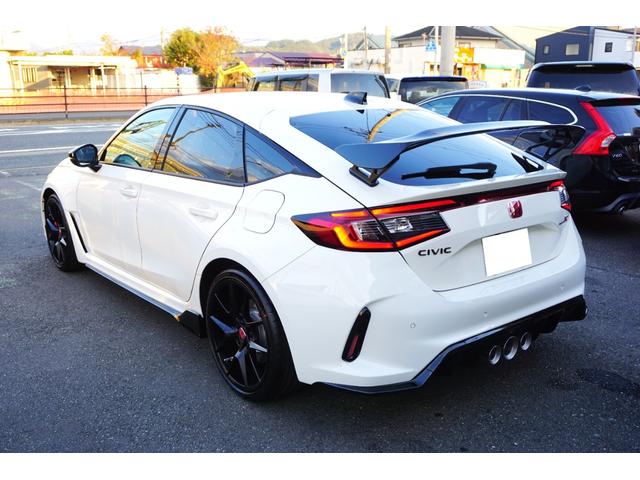 シビック タイプＲ　登録済未使用車　走行距離１０Ｋｍ　６速マニュアル車　バックカメラ　ナビフルセグＴＶ　Ｂｌｕｅｔｏｏｔｈ　ＥＴＣ　純正１９インチホイール（7枚目）