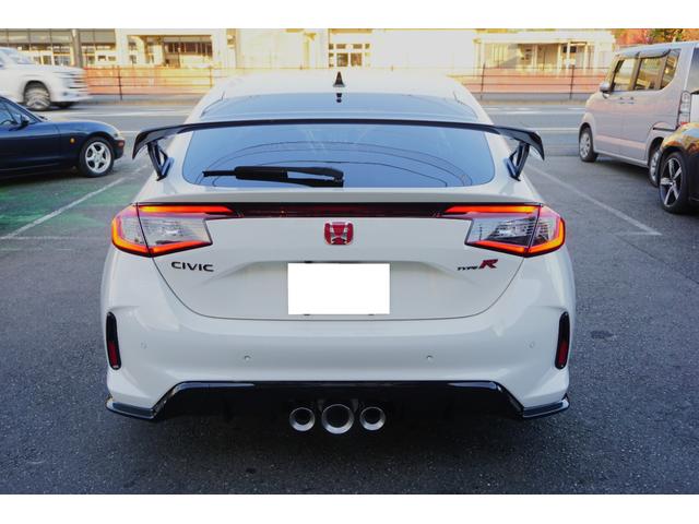 シビック タイプＲ　登録済未使用車　走行距離１０Ｋｍ　６速マニュアル車　バックカメラ　ナビフルセグＴＶ　Ｂｌｕｅｔｏｏｔｈ　ＥＴＣ　純正１９インチホイール（8枚目）