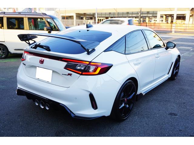 シビック タイプＲ　登録済未使用車　走行距離１０Ｋｍ　６速マニュアル車　バックカメラ　ナビフルセグＴＶ　Ｂｌｕｅｔｏｏｔｈ　ＥＴＣ　純正１９インチホイール（9枚目）